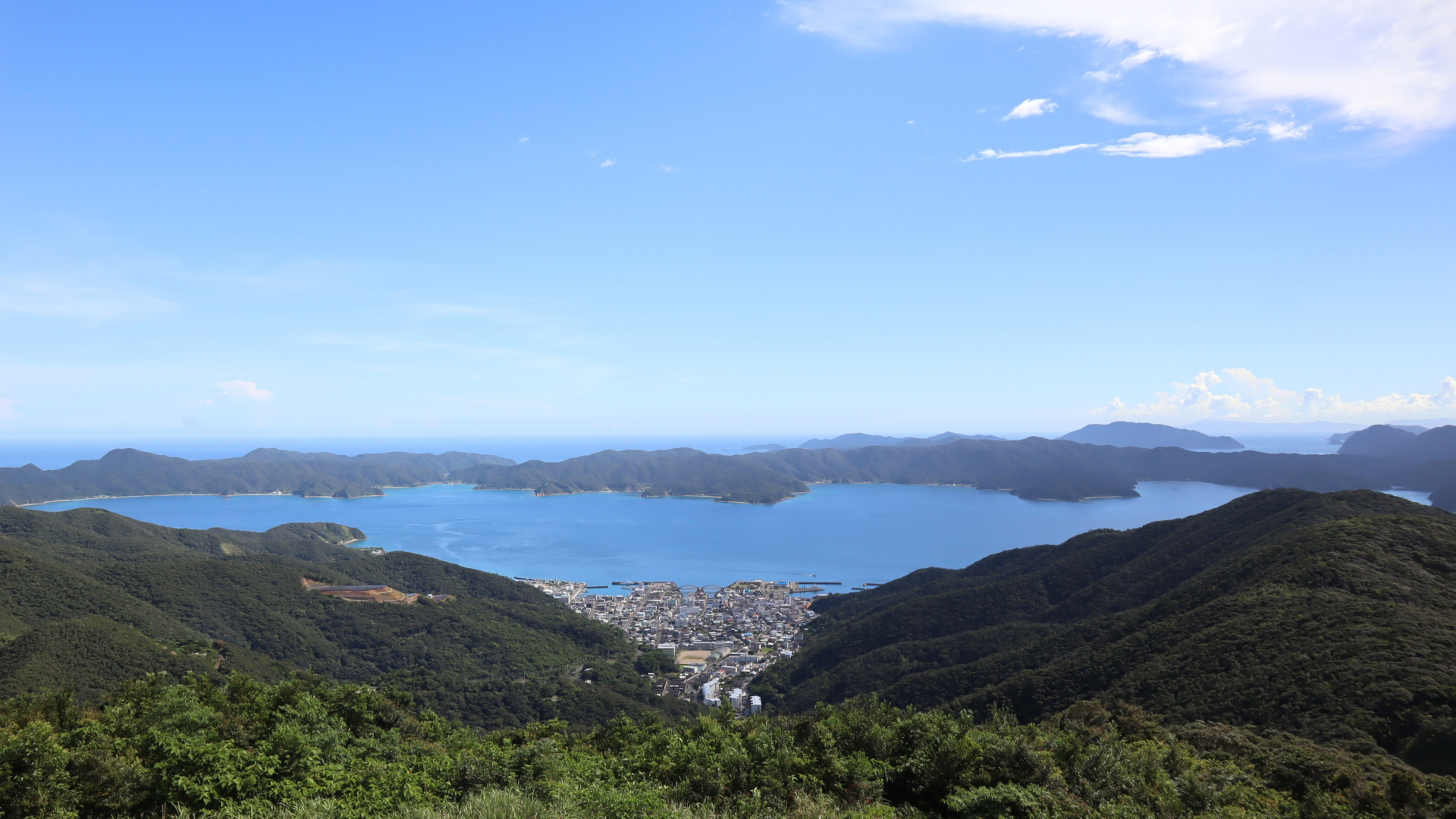 山間の向こうに広がる海と空