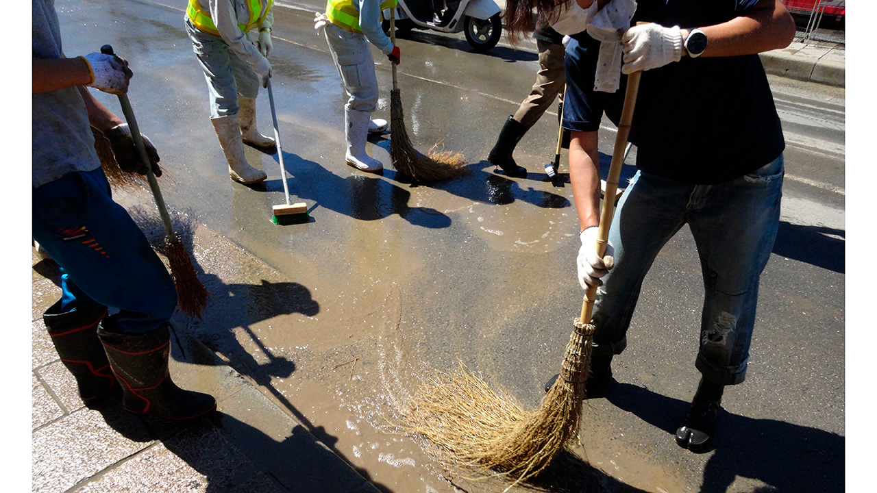 道路を掃除する様子