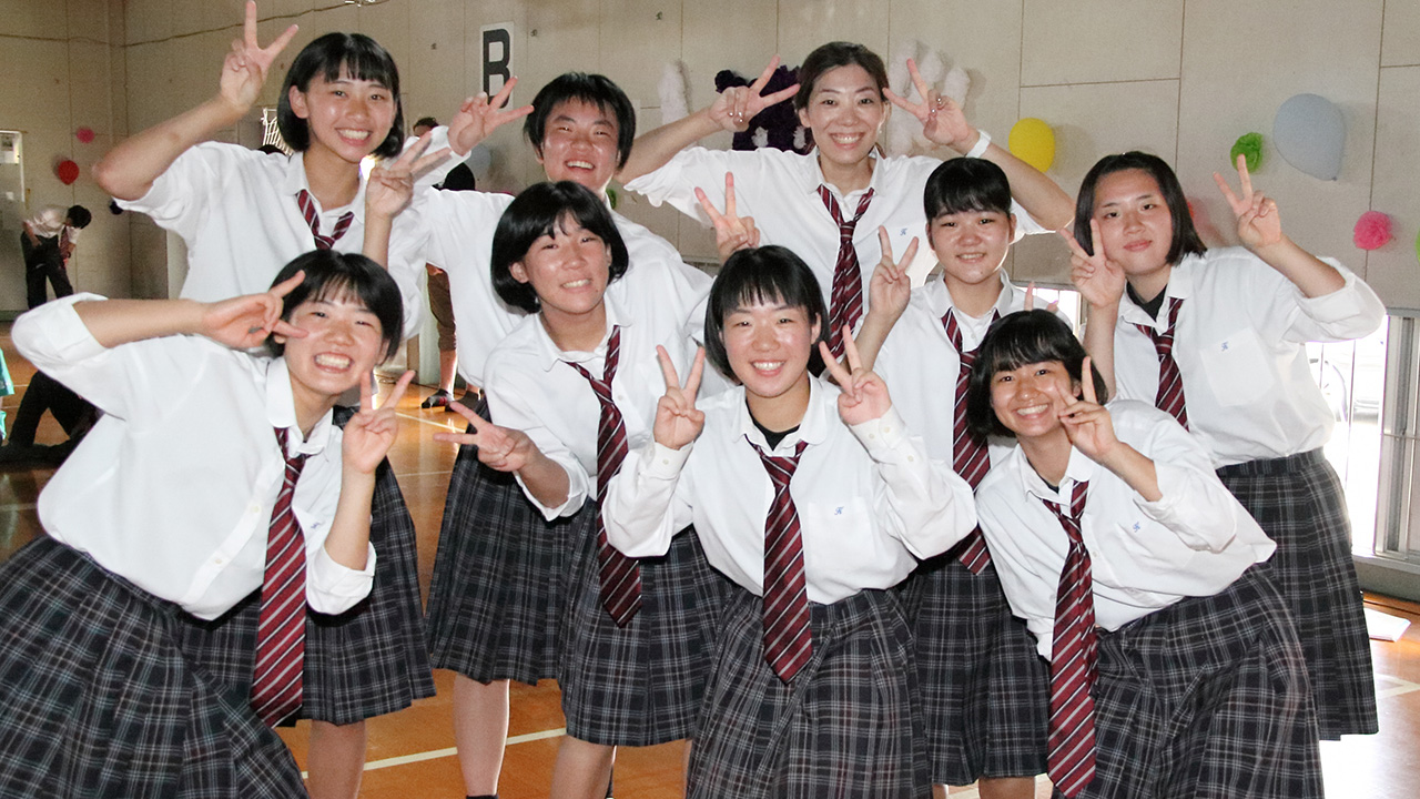 弾ける笑顔で集合写真