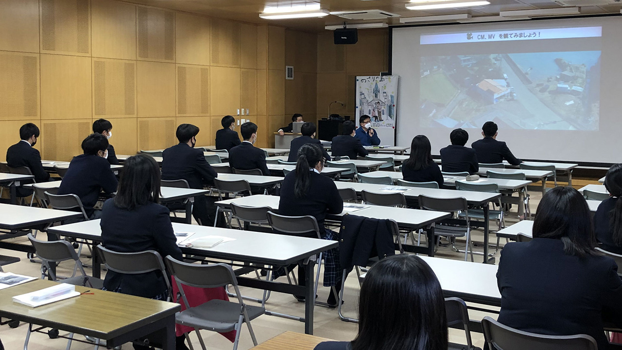 スクリーンに見ている映像を一緒に見ている様子