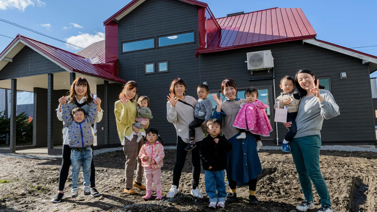 並んだ親子の様子
