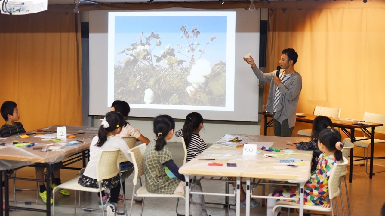 スライドで説明する様子