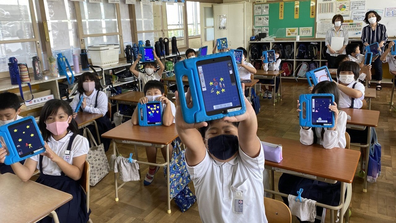 タブレットを持つ生徒たち