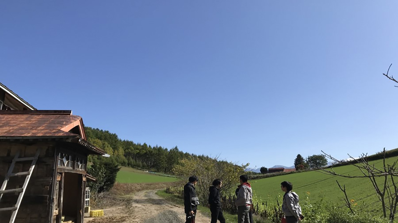 映画撮影をする男性達