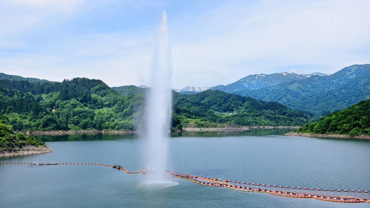 水が噴き出るダムの様子