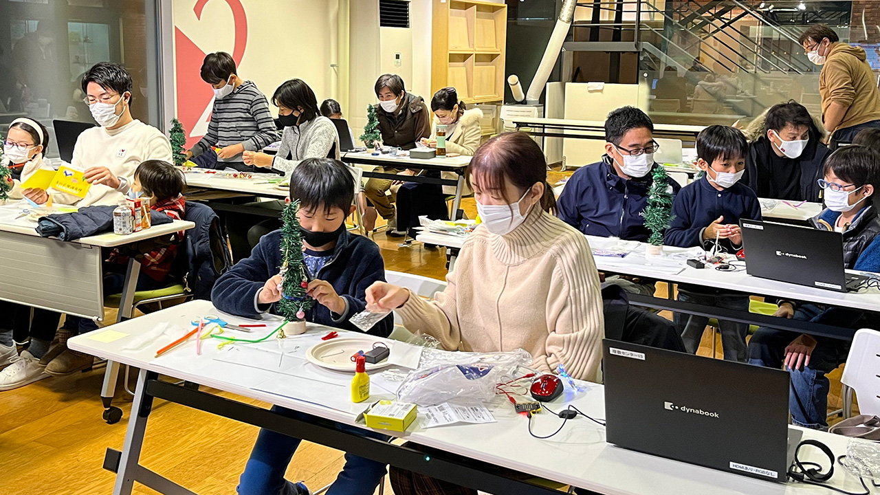 親子で工作している様子