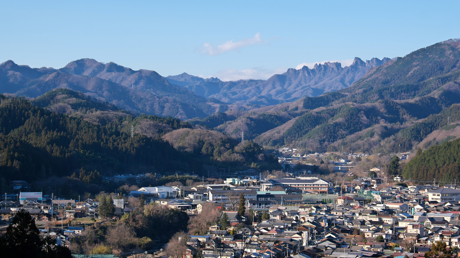 山々に囲まれた街並の景色