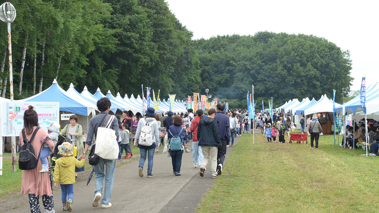 人で賑わう祭り会場の様子