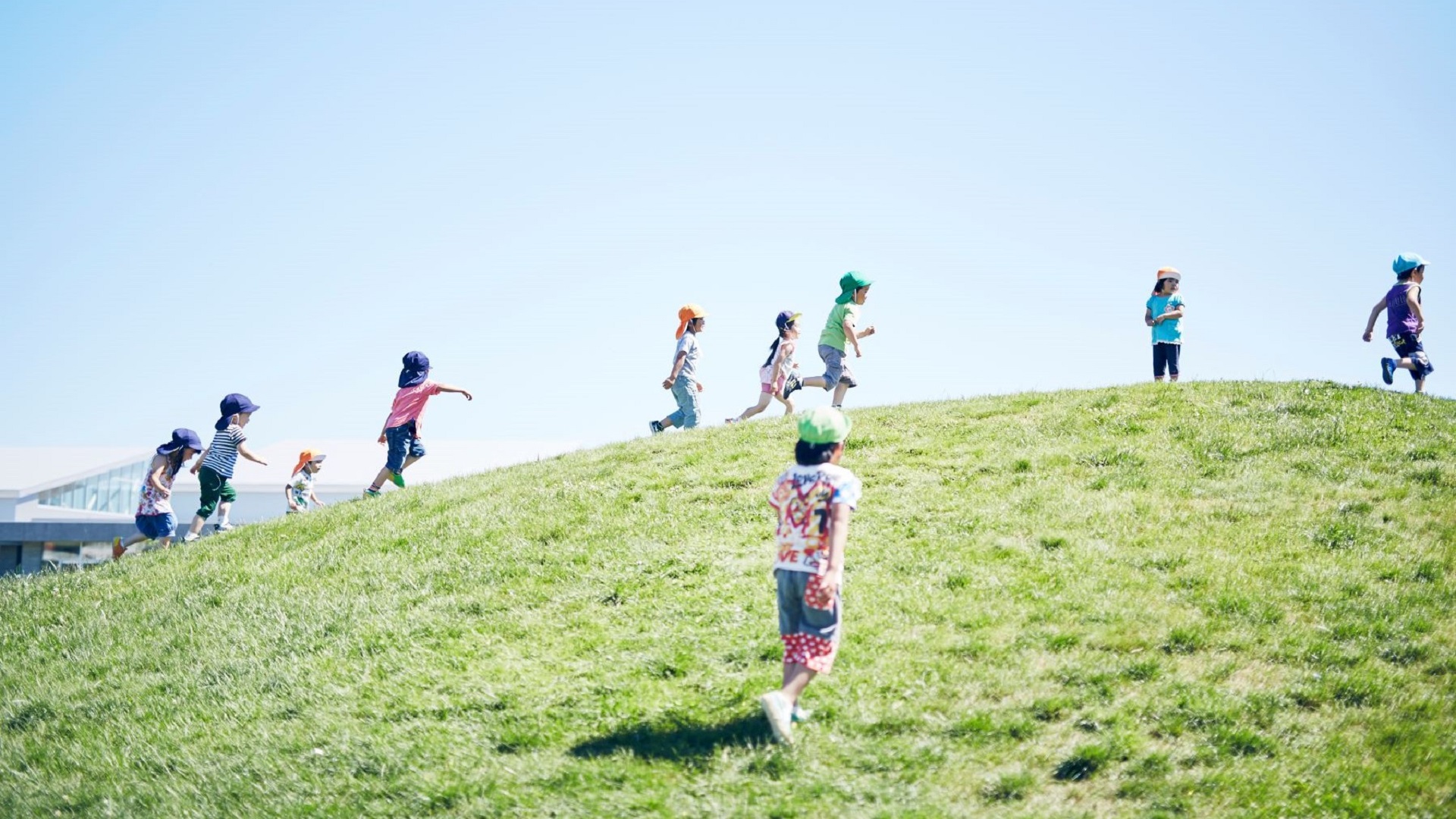 丘を走る子どもたち