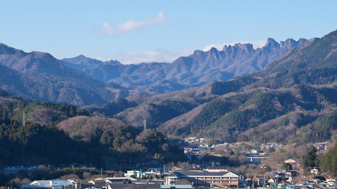 妙義山の山々と街並みの景色