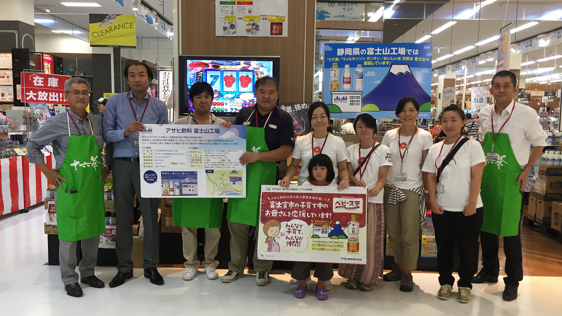 ポスターを持って並ぶ人達の様子