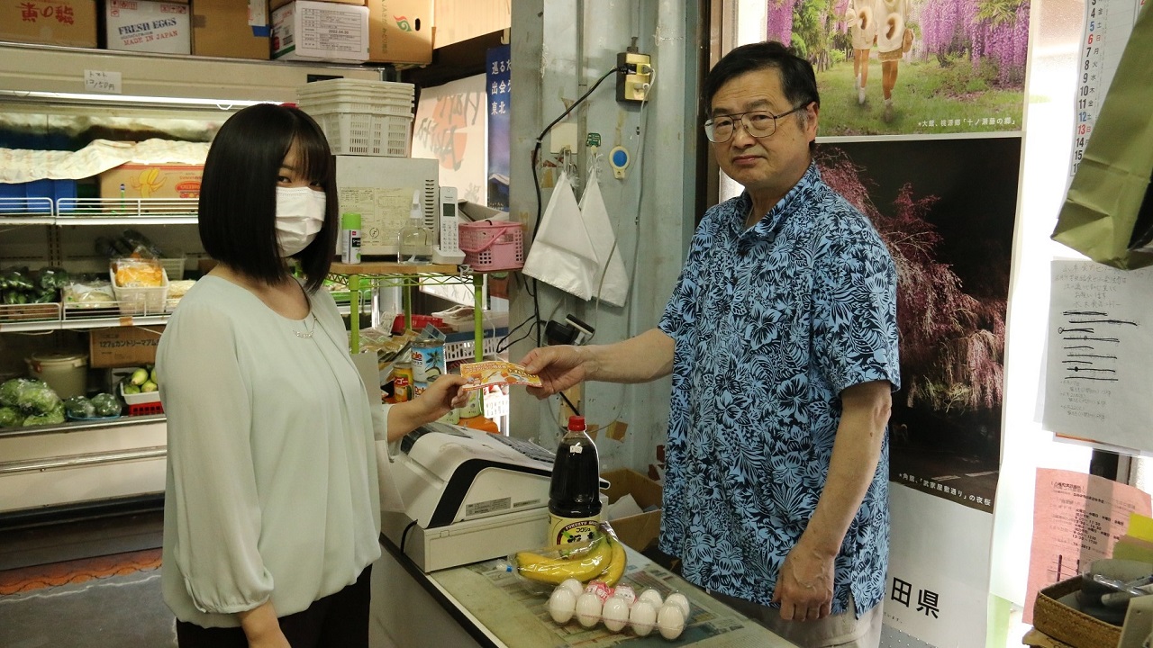 商品券で買い物する様子