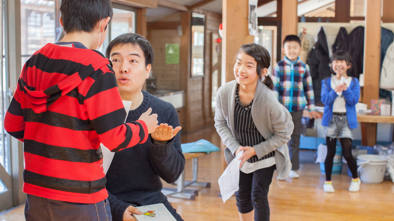 笑顔で会話する子供たち