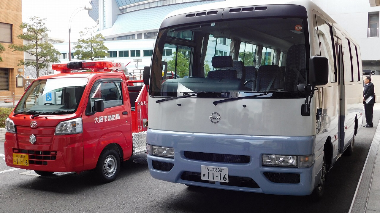 寄贈されたミニ消防車とマイクロバス