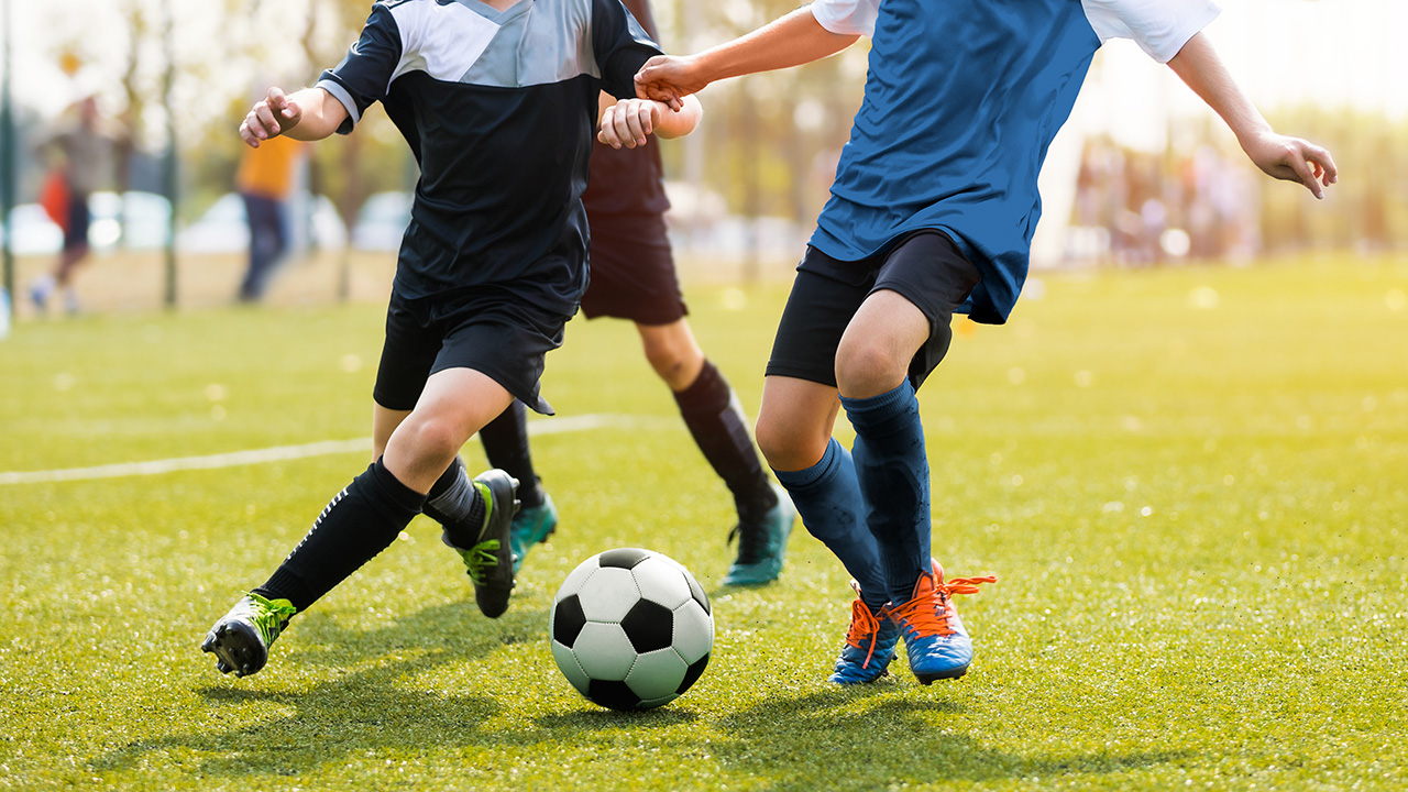 サッカーボールを蹴り合っている様子
