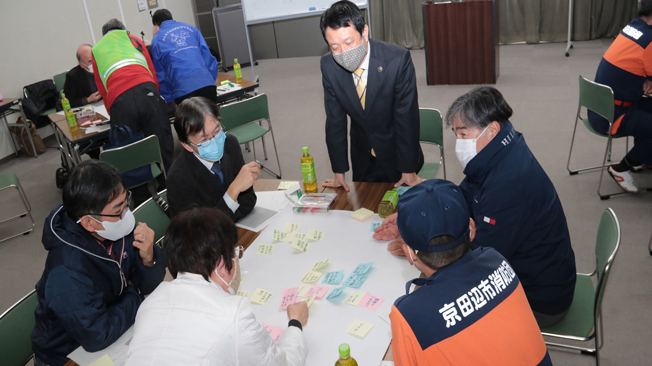 話し合う人々の様子