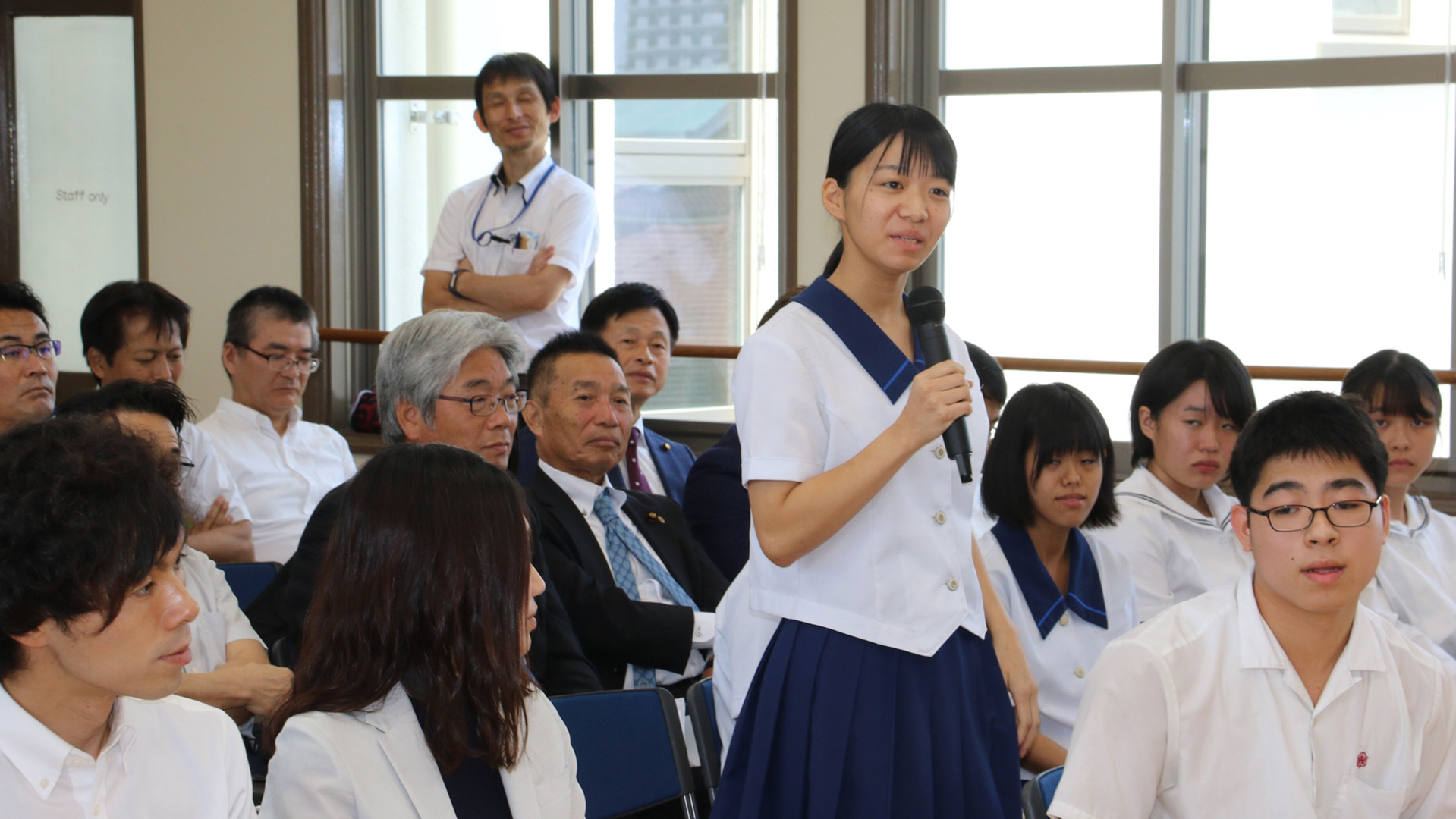 学生が発表している様子