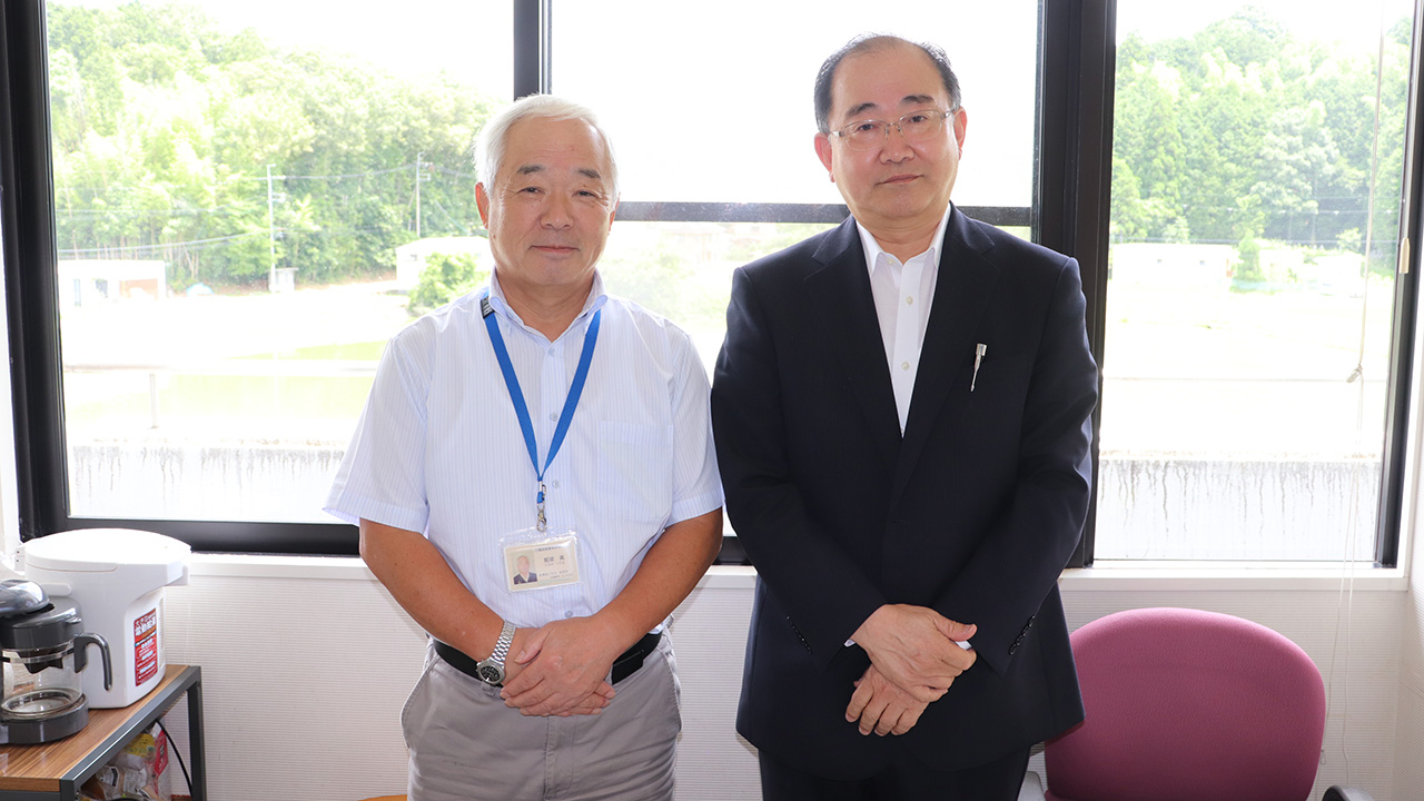 事務長の中村雅和さん（右）と介護保険事業本部部長の軽尾勇さん