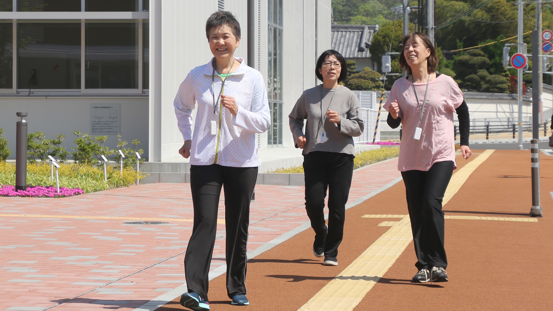 ウォーキングする女性達の様子