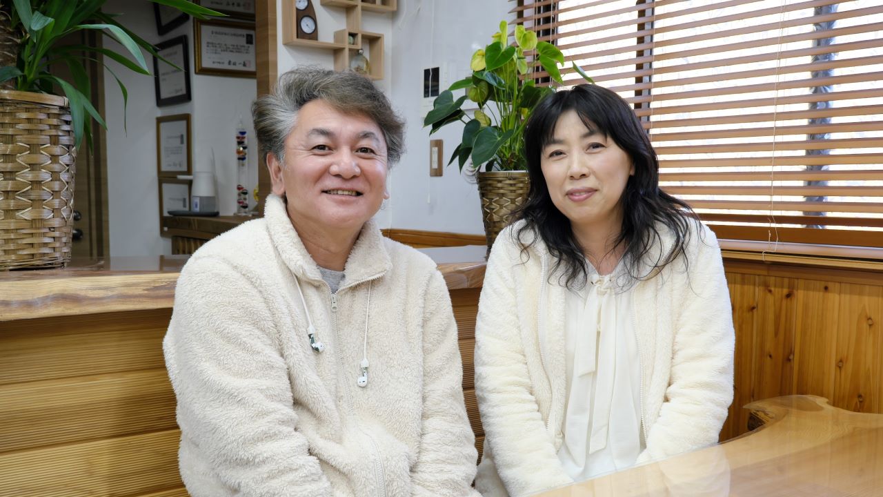 代表取締役の岩﨑謙治さん（=写真左）と取締役の光代夫人（=写真右）