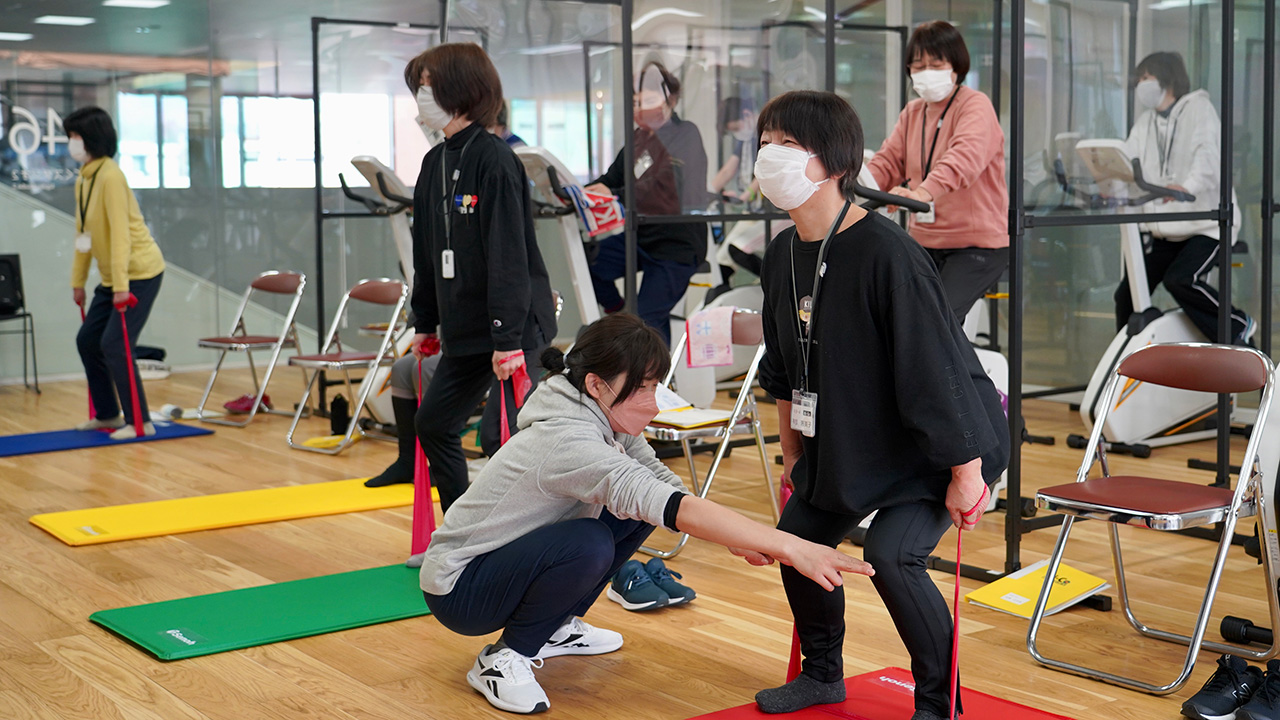 運動をする女性達の様子