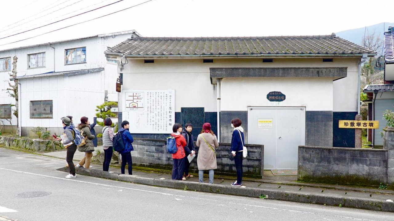 珍敷塚古墳と見学者