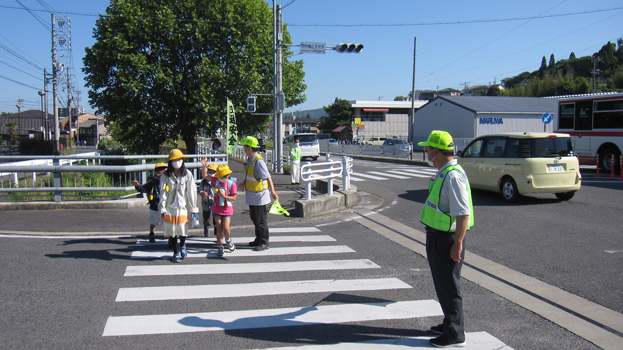 子供たちが横断歩道を渡る様子