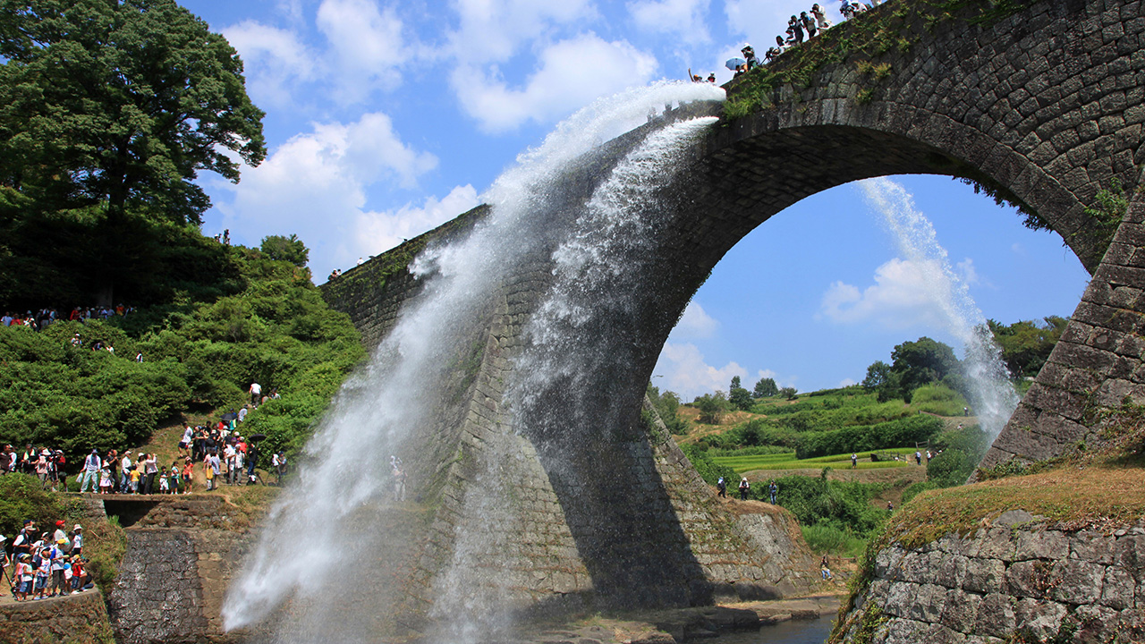 通潤橋の放水
