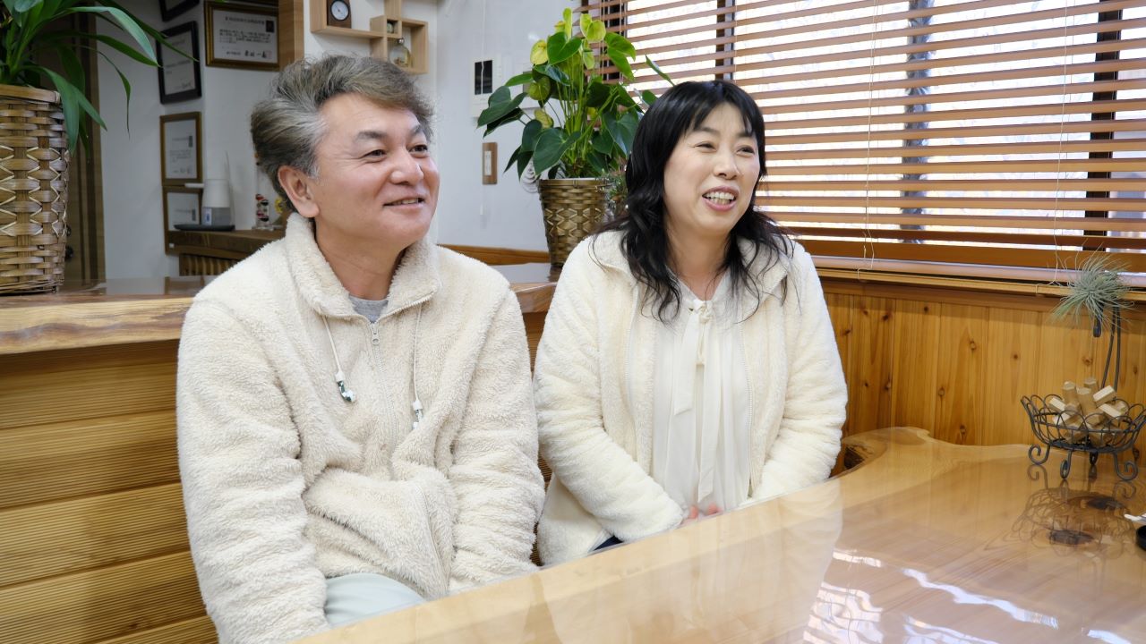 代表取締役の岩﨑謙治さん（=写真左）と取締役の光代夫人（=写真右）