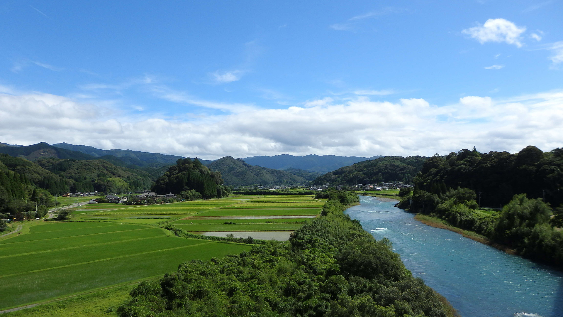 川と畑の風景
