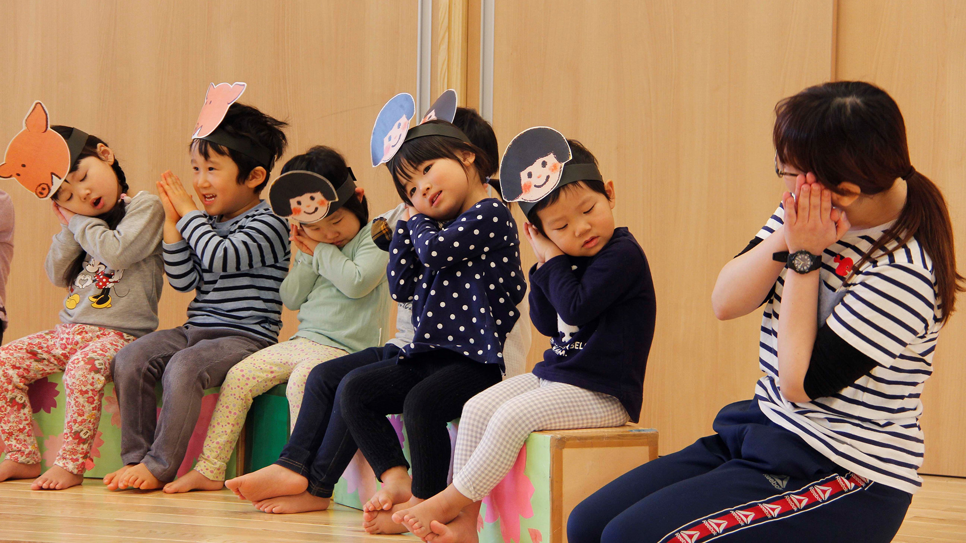 先生と子供たちのお遊戯の様子