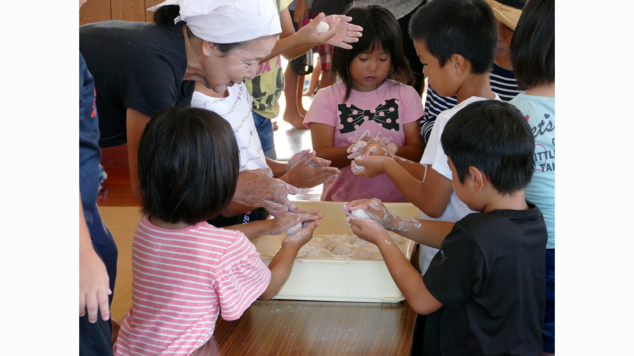 お餅をにぎる子供たちの様子