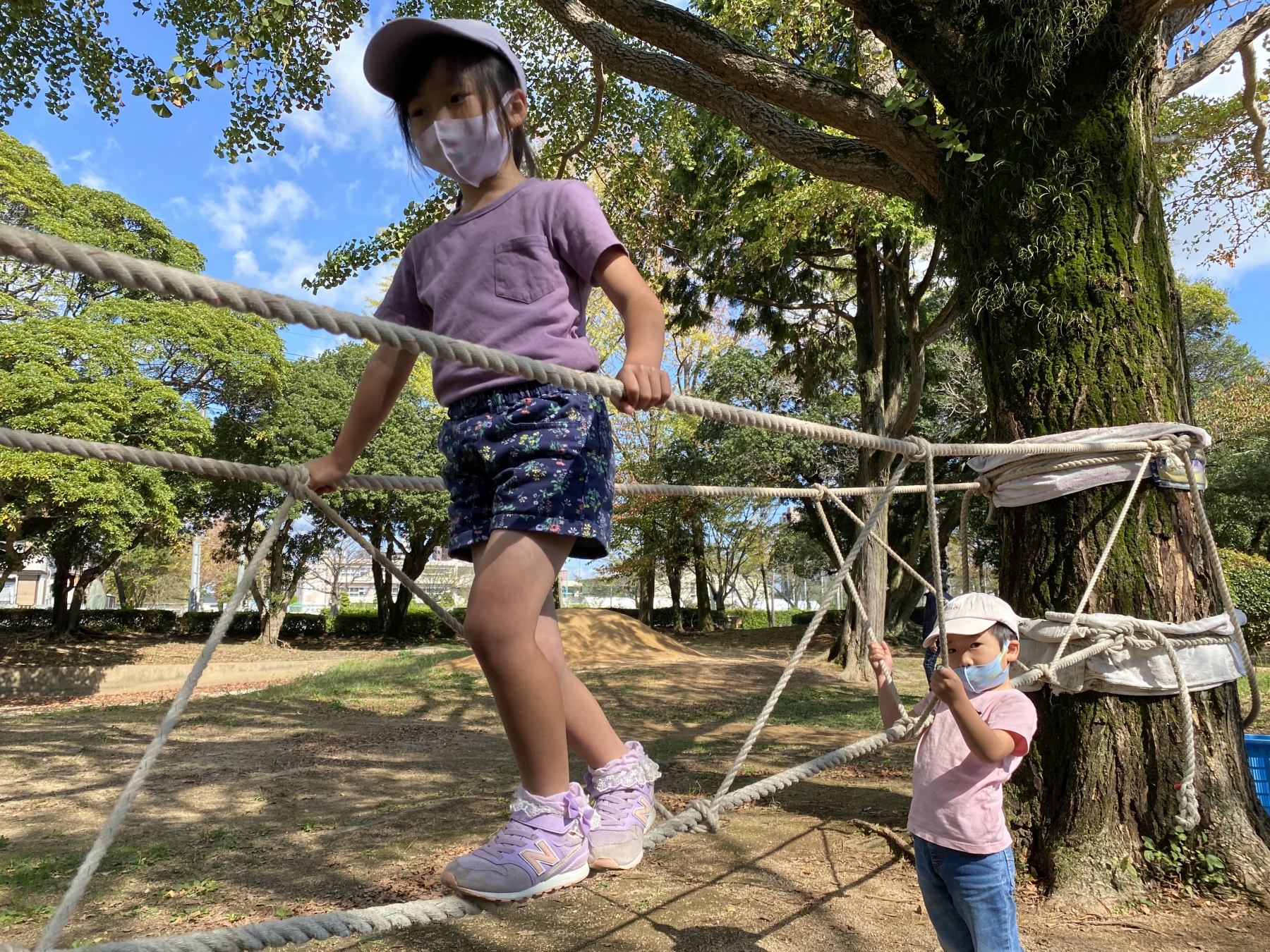 山口県宇部市の企業版ふるさと納税 泥んこ遊びや綱渡り 遊び方は無限大 子どものわんぱく遊びを応援する わくわくプレーパークうべ の運営