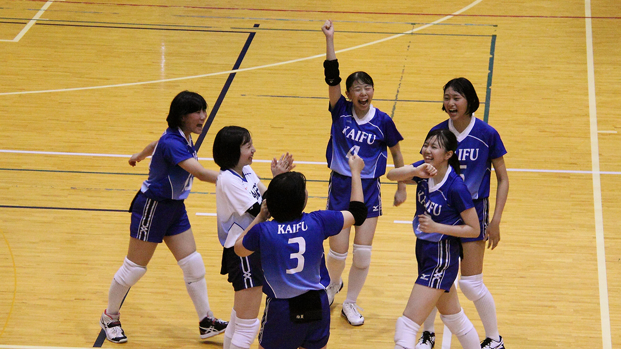 拳を突き上げて喜ぶプレイヤーたち