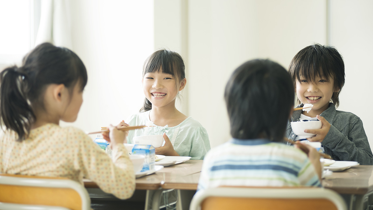 楽しそうに食事をする子供たち