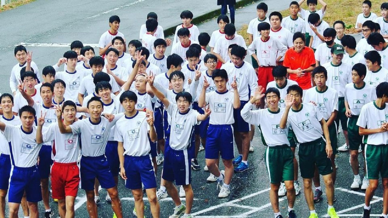 手を振るたくさんの学生たち