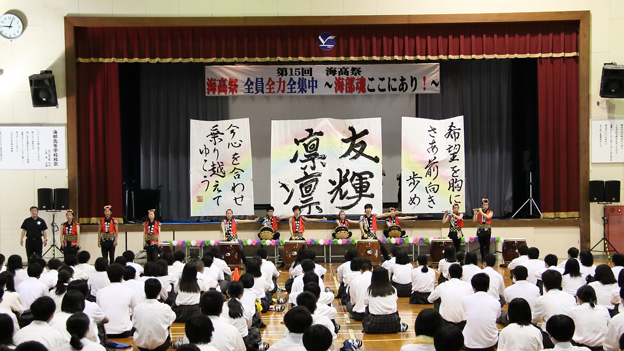 太鼓の披露と見学する学生たち